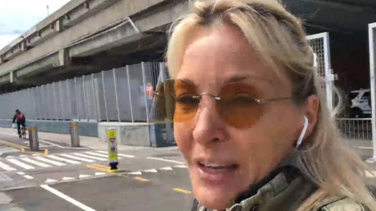 Σύνδεση με Νέα Υόρκη εν μέσω κορωνοϊού: Η Γιάννα Νταρίλη οδηγεί το zougla.gr στο πλωτό νοσοκομείο