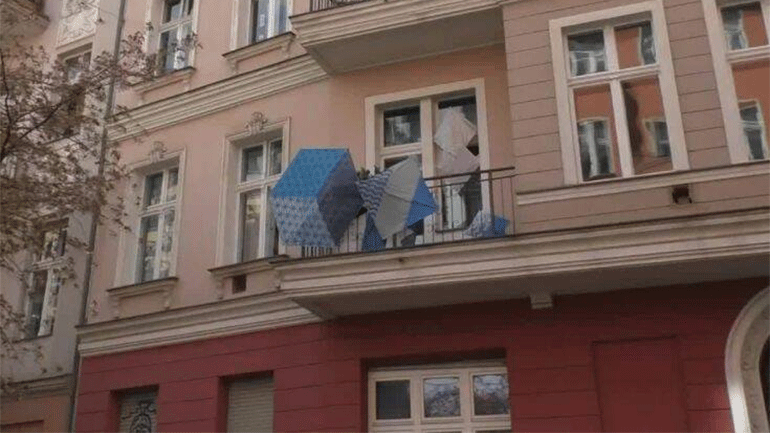 Κορωνοϊός: Στο Βερολίνο οι καλλιτέχνες κρεμούν τα έργα τους στα μπαλκόνια τους
