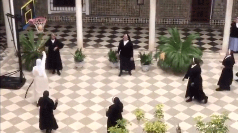 Καλόγριες χαλαρώνουν από την κατασκευή μασκών για τον κορωνοϊό παίζοντας μπάσκετ!