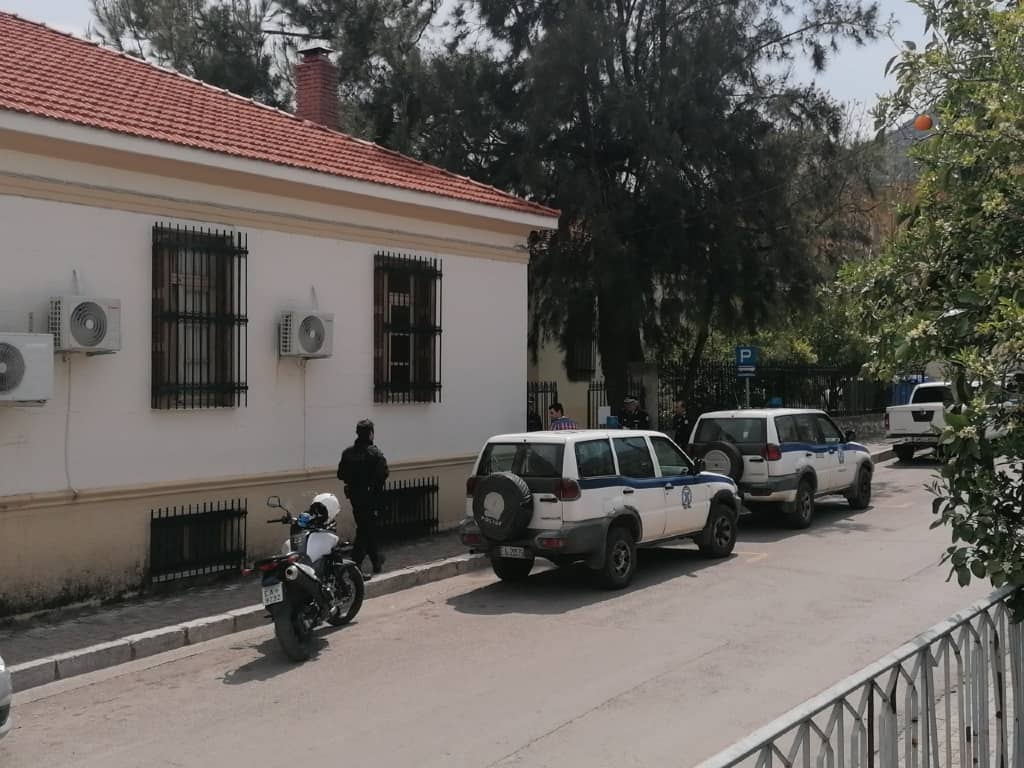 Αστυνομική δύναμη έξω από την εισαγγελία Άμφισσας 