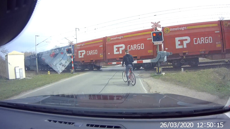 Ένα τρένο κρύβει ένα άλλο