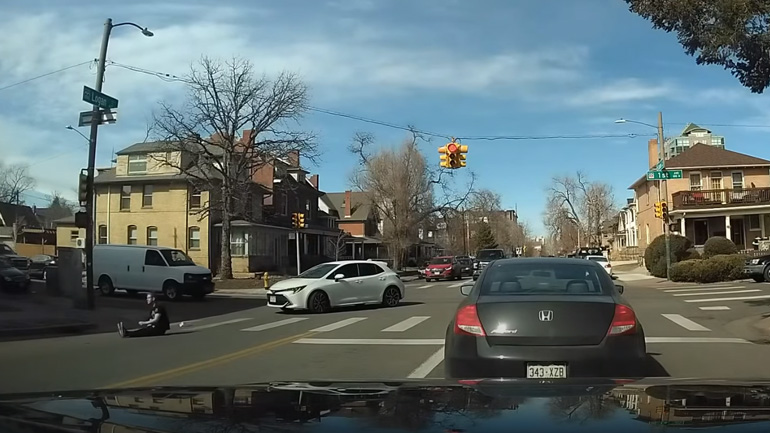 Ποδηλάτης χτυπά έναν πεζό Ποδηλάτης χτυπά έναν πεζό