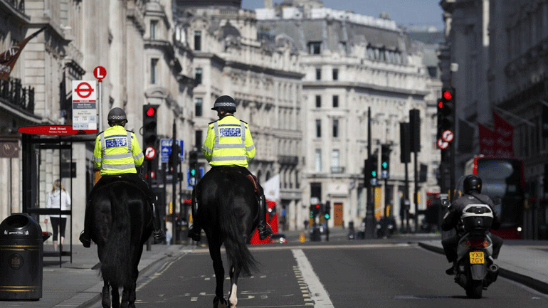 Η Βρετανία αναζητεί στρατηγικό σχέδιο για την άρση των μέτρων