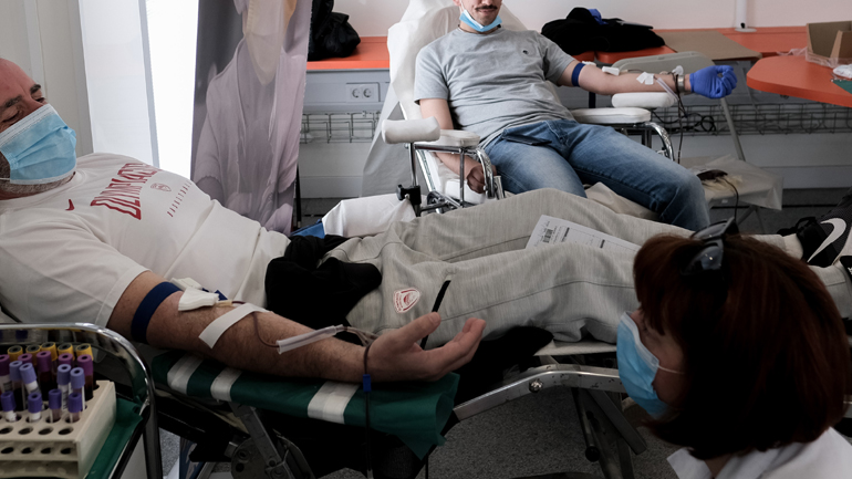 Μ. Πέμπτη-Πανελλαδική Αιμοδοσία: Συμβολική μέρα τιμής στον Μανώλη Γλέζο και Περικλή Κοροβέση