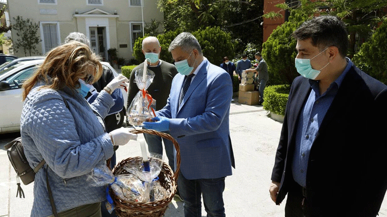 Πατούλης: Παρέδωσε υγειονομικό υλικό για τις ανάγκες του Ασύλου Ανιάτων