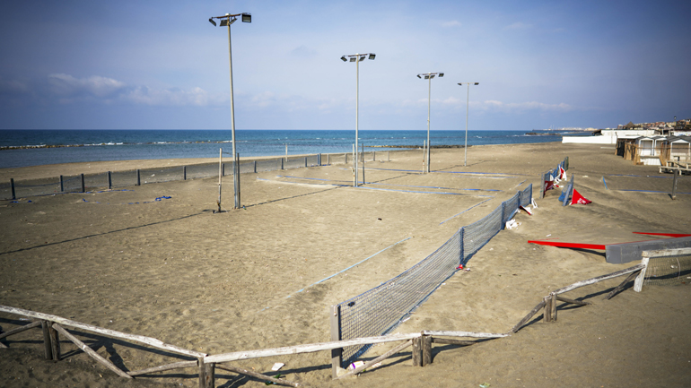 «Ασπίδες» από πλέξιγκλας κατά του κορωνοϊού στις παραλίες της Ιταλίας