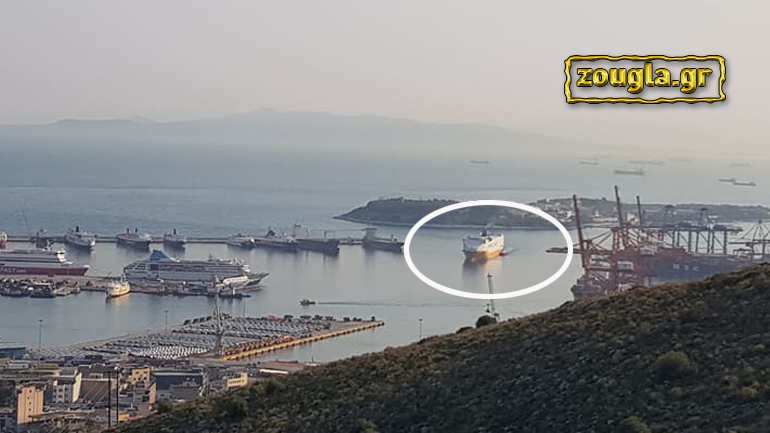 Δείτε πώς καταφθάνει και «δένει» στο λιμάνι του Πειραιά πλοίο που μεταφέρει χιλιάδες αυτοκίνητα