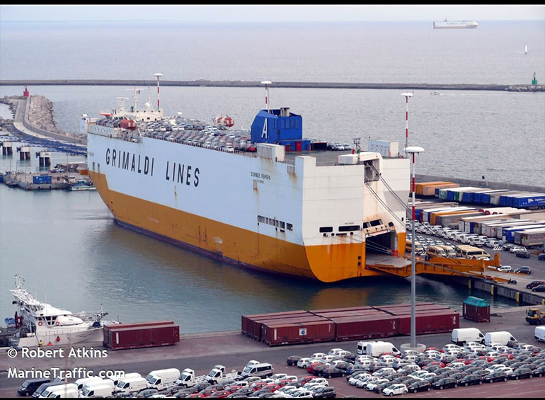 Ένα τέτοιο πλοίο της Grimaldi Lines με χιλιάδες αυτοκίνητα στα αμπάρια του "έδεσε" στο λιμάνι του Πειραιά