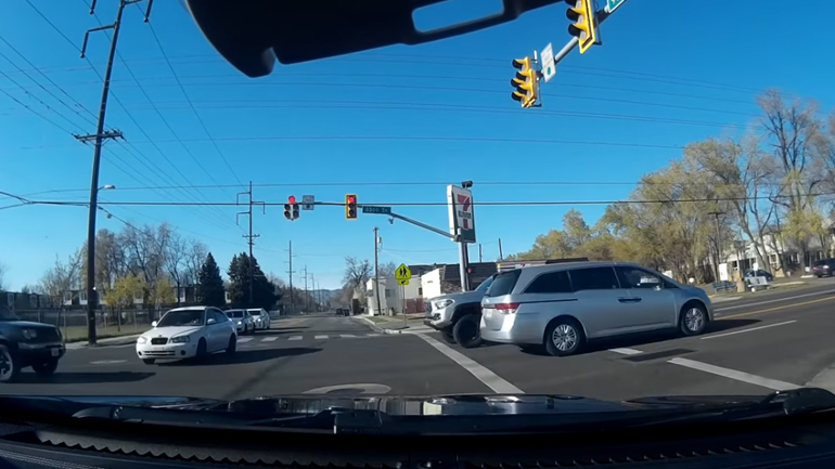 Πέρασε με κόκκινο προκαλώντας τρομακτικό ατύχημα Πέρασε με κόκκινο προκαλώντας τρομακτικό ατύχημα
