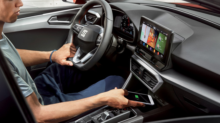 Το νέο Leon είναι μόνιμα συνδεδεμένο με τον οδηγό