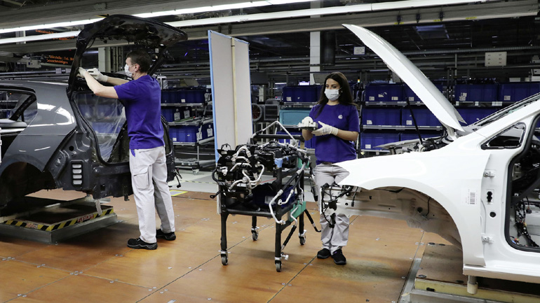 Πιάνουν δουλειά οι εργαζόμενοι στα εργοστάσια αυτοκινήτων