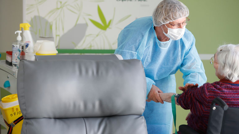 Επεκτείνεται η διενέργεια τεστ κορωνοϊού στα γηροκομεία και ιδρύματα φροντίδας της Αυστρίας