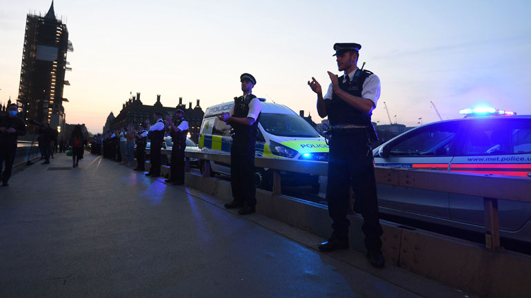 Οι Βρετανοί θα χειροκροτήσουν και απόψε τους γιατρούς και τους νοσηλευτές