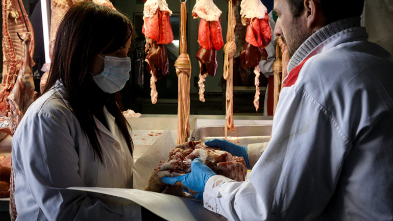 Η κίνηση στη Βαρβάκειο εν μέσω καραντίνας: Μάσκες, κάγκελα και ισχυρή αστυνομική παρουσία