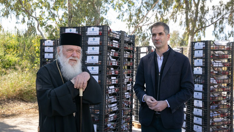 Πακέτα τροφίμων σε χιλιάδες οικογένειες από τον Δήμο Αθηναίων και την Αρχιεπισκοπή Αθηνών