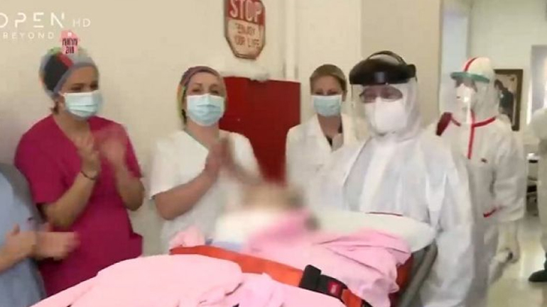 Θεσσαλονίκη: Γιατροί και νοσηλευτές χειροκροτούν ασθενή που βγήκε από τη ΜΕΘ