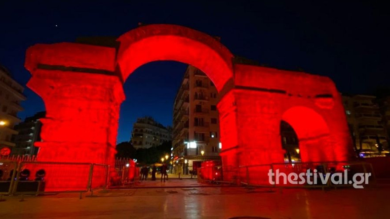 Θεσσαλονίκη: Η Αψίδα του Γαλερίου φωταγωγήθηκε στο χρώμα των Παθών