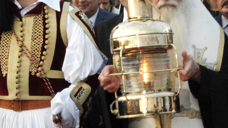 Στην Αθήνα θα παραμείνει το Άγιο Φως – Δεν θα διανεμηθεί στην επικράτεια