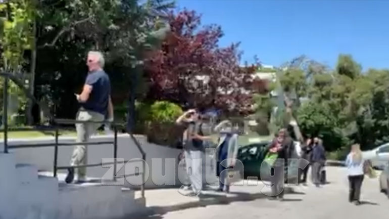 Ατέλειωτη ουρά σε σούπερ μάρκετ στη Γλυφάδα