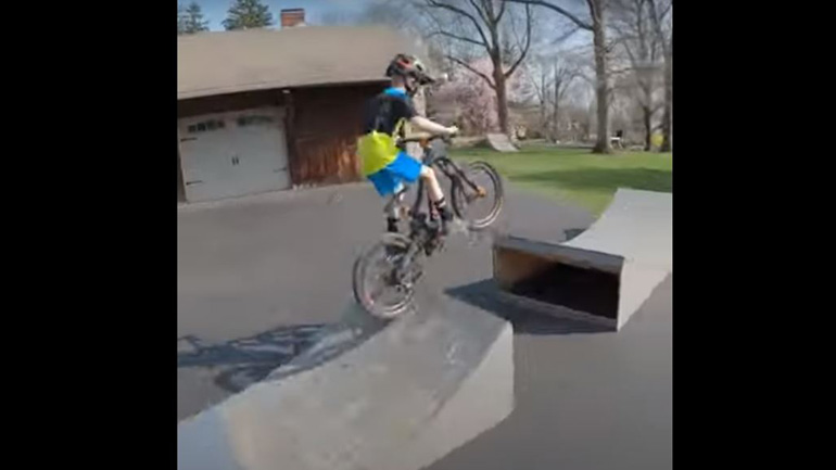 Πιτσιρίκος κάνει ποδήλατο στο σπίτι σε αυτοσχέδια πίστα για BMX