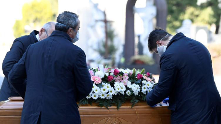 Λομβαρδία, ημέρα καραντίνας 37η: «Αυτή είναι μια κακή στιγμή για να πεθάνεις»