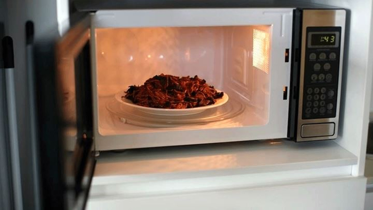 Αυτά τα τρόφιμα δεν πρέπει να βάζετε στον φούρνο μικροκυμάτων