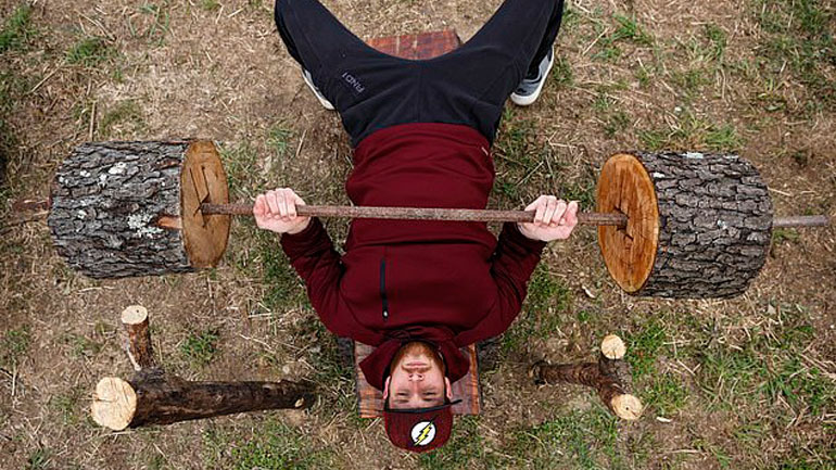 ΗΠΑ: Άνδρας έφτιαξε το δικό του γυμναστήριο από κορμούς δέντρων