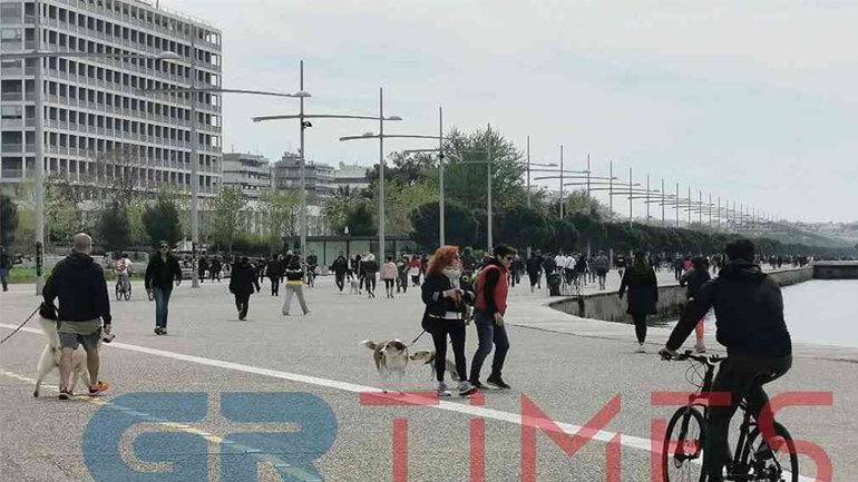 «Βούλιαξε» από κόσμο η Ν. Παραλία στη Θεσσαλονίκη