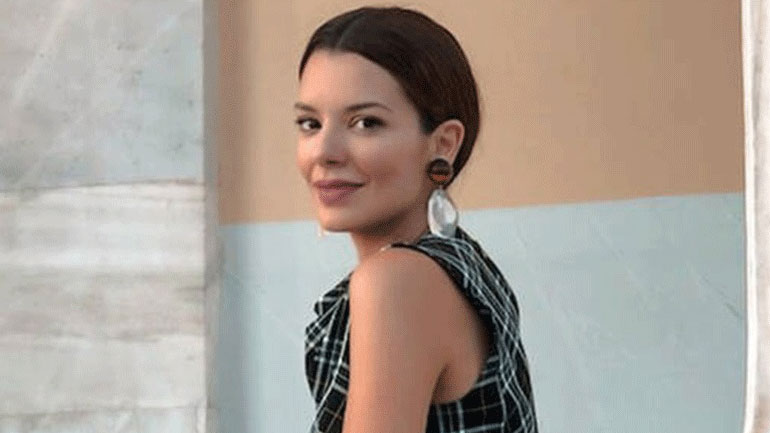 Νικολέττα Ράλλη: Βόλτα στο κέντρο της Αθήνας στον 7ο μήνα της εγκυμοσύνης της