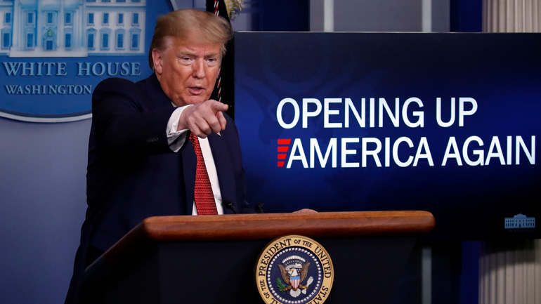 O Tραμπ “ξεκλειδώνει” τις ΗΠΑ