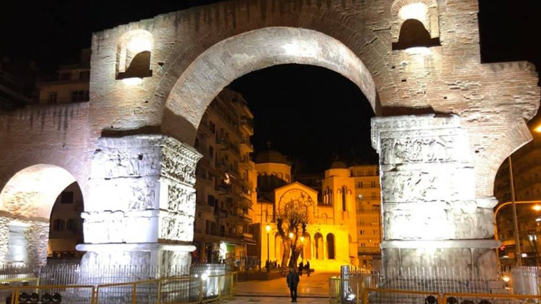 Θεσσαλονίκη: Στα λευκά η Αψίδα του Γαλερίου ανήμερα του Μεγάλου Σαββάτου