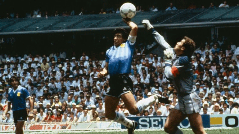 Aποκάλυψη Μαραντόνα για το «χέρι του Θεού»: «Τους έλεγα σκάστε και αγκαλιάστε με»