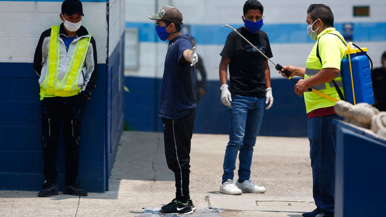 Έφτασαν στη Γουατεμάλα μετανάστες μολυσμένοι από τις ΗΠΑ