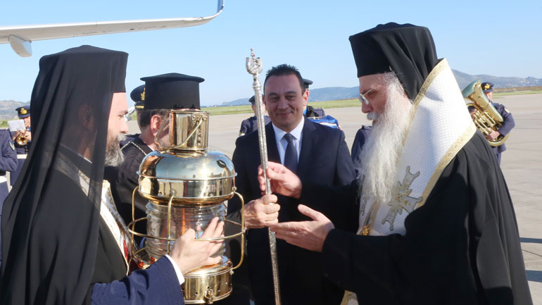 Στην Αθήνα το Άγιο Φως – Λιτή τελετή υποδοχής