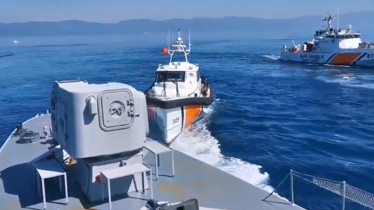 Αποκαλυπτικό βίντεο: Τουρκικά σκάφη προωθούν βάρκα με μετανάστες στη Μυτιλήνη