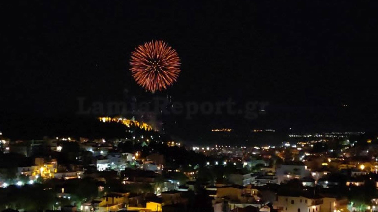 Λαμία: Ανάσταση στα μπαλκόνια με πολλά πυροτεχνήματα