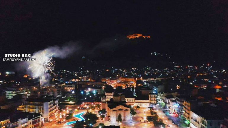 Πολύχρωμα βεγγαλικά στο Άργος για την Ανάσταση