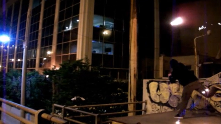 Βίντεο από την επίθεση με μολότοφ στον ΣΚΑΪ