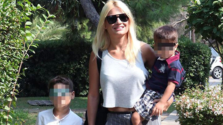 Η Φαίη Σκορδά έσπασε τα αυγά με τα παιδιά της και έστειλε τις ευχές της
