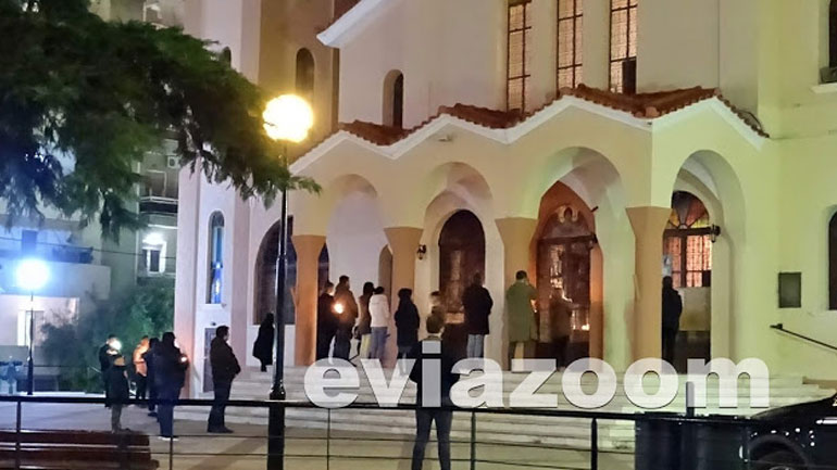 Ανάσταση στη Χαλκίδα: Πιστοί μαζεύτηκαν έξω από την εκκλησία