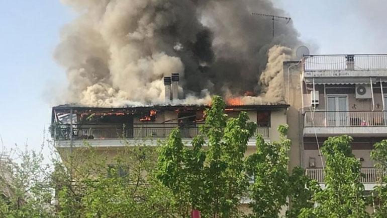 Τρίκαλα: Φωτιά σε κεραμοσκεπή πολυκατοικίας