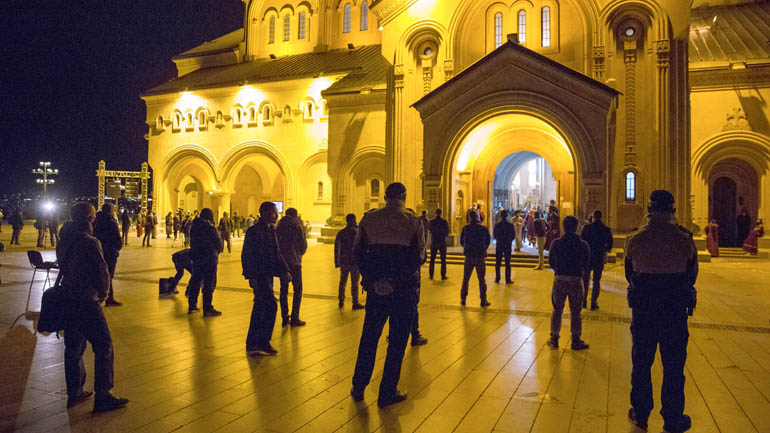 Γεωργία: Εκατοντάδες πιστοί πήγαν στις εκκλησίες για την Ανάσταση παρακάμπτοντας τα μέτρα