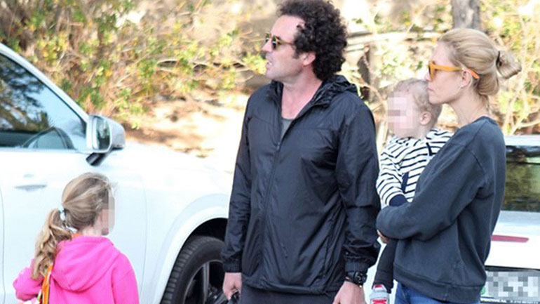 Βίκυ Καγιά: Έβαψε τα πασχαλινά αυγά με τα παιδιά της