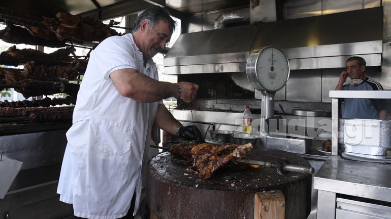 Οδοιπορικό του zougla.gr στους οβελίες του Πάσχα