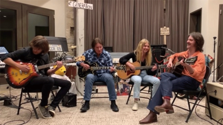 Η νέα εκδοχή του «Lodi» από τον John Fogerty και την οικογένειά του