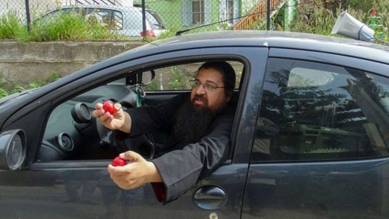 Επανομή: Ιερέας με μεγάφωνα και αυγά είπε «Χριστός Ανέστη» με τους κατοίκους