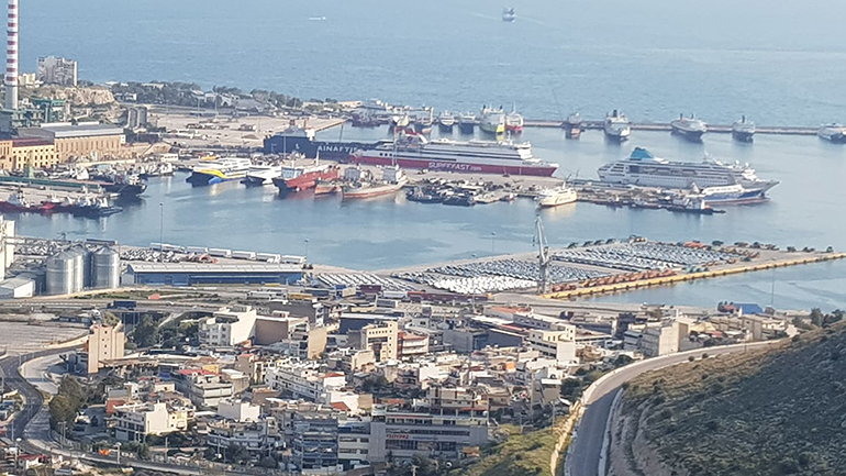 Ακόμα και το λιμάνι του Πειραιά είναι γεμάτο, όχι μόνο με πλοία αλλά και με αυτοκίνητα