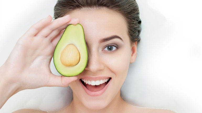Mένουμε σπίτι: DIY μάσκα με αβοκάντο για full ενυδάτωση