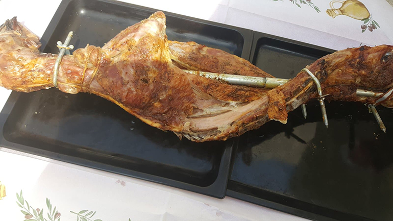 Για πρώτη φορά σουβλίσαμε το αρνί στο.. διαμέρισμα και χωρίς τα αγαπημένα μας πρόσωπα