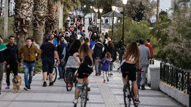 Βόλταραν στον Φλοίσβο παρά την απαγόρευση κυκλοφορίας